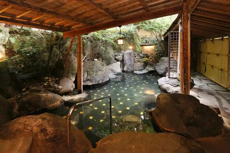 Outdoor Onsen, Fall In Japan, Shoji Sliding Doors, Kurokawa Onsen, Exotic Aesthetic, Japanese Ryokan, Japanese Spa, Hakone Japan, Onsen Bath