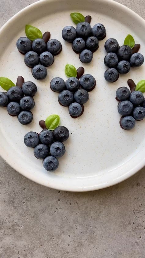 Chef AL keif | follow @chef_al_keif شيف عالكيف ��❤️BLUEBERRY & CHOCOLATE ‘GRAPES’ These are so much fun to eat as they are or top onto desserts. Do make… | Instagram Healthy Snacks Kids, Food Bites, Kid Lunches, Healthy School Snacks, Fruit Platter Designs, Bite Size Cookies, Blueberry Chocolate, Decorações Com Comidas, Food Art For Kids