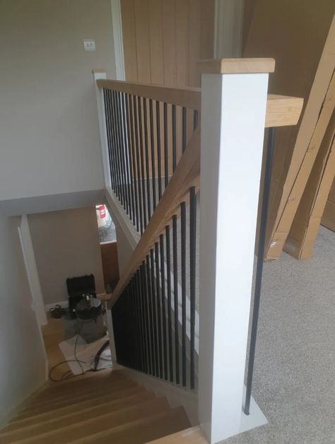 Stairs Bannister Ideas, Wood And Iron Stair Railing Modern, Diy Banister Railing, Stairs Banister Ideas, Stair Banister Makeover, Black And Wood Staircase, Staircase Spindle Ideas, Black Spindles Staircase, Wood And Metal Stair Railing