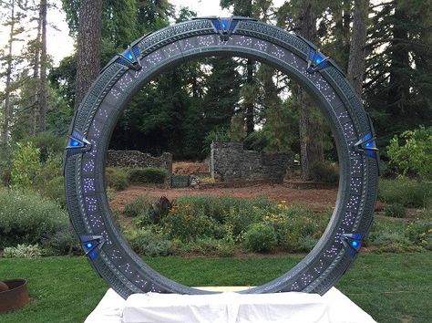 HA!   Stargate fans, we’ve got your dream ceremony backdrop. We spied this masterfully crafted Stargate altar built by groom Ian Milward for his sci-fi wedding. The ring itself is 12 feet in diamet… Sci Fi Wedding, Nerd Wedding, Geeky Wedding, Nerdy Wedding, Star Gate, Geek Wedding, Geek Decor, Stargate Sg1, Stargate Atlantis