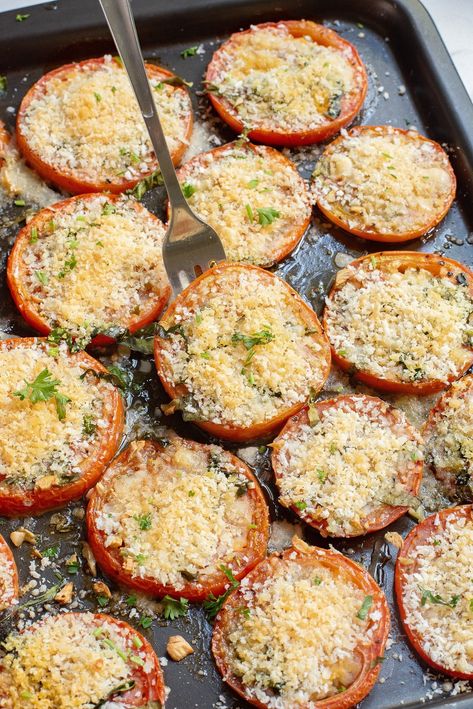 These Baked Tomatoes Slices are baked in the oven with basil, parmesan and panko breadcrumbs. They are juicy, flavorful and cheesy. A perfect appetizer or side dish for any time of the year. Broiled Tomatoes Parmesan, Baked Tomatoes Recipes, Parmesan Crusted Tomatoes, Baked Tomato Slices, Broiled Tomatoes, Baked Tomato Recipes, Baked Parmesan Tomatoes, Tomato Appetizers, Baked Tomatoes