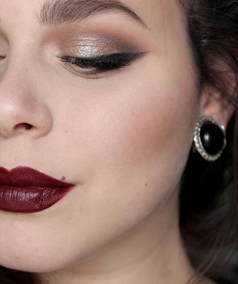 Classic Hollywood Makeup Glamour, Classic Makeup Wedding, Hollywood Glam Makeup Looks, Old Hollywood Glamour Make Up, Chic Makeup Classy, Hollywood Glam Eye Makeup, 1920s Glam Makeup, Hollywood Vintage Makeup, Opera Makeup Look