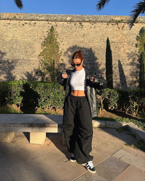 Ellie Beatrice Joslin no Instagram: “Day to night in my parachute pants. 🧡” Parachute Trousers Outfit, Parachute Pants Outfit Black, Outfit Ideas Parachute Pants, Black Parachute Pants Outfit, Pants Outfit Ideas For Women, Trousers Outfit Ideas, Black Parachute Pants, Ellie Beatrice Joslin, Parachute Pants Outfit