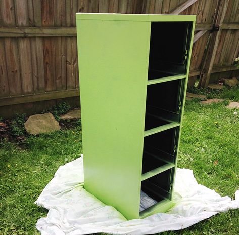 UF Hack: Turn A Filing Cabinet Into A Planter - Hobby Farms Repurpose File Cabinets Ideas, File Cabinet Garden, Filing Cabinet Repurpose, Filing Cabinet Ideas, Filing Ideas, File Cabinet Planter, Diy File Cabinet, Vintage Filing Cabinet, Yard Oasis