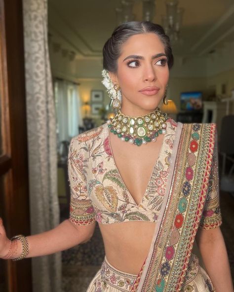 Sabyasachi Blouse Designs Pattern, Blouse Designs Hand Work, Sabyasachi Blouse Designs, Sharara Ideas, Sabyasachi Blouse, Punjabi Clothes, Sleeve Blouse Designs, Long Sleeve Blouse Designs, Isha Ambani