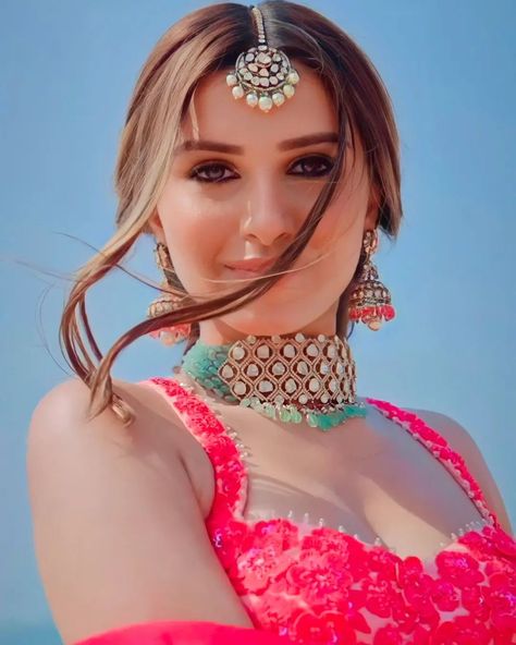 Mang Tika Hairstyles Open Hair, Mangtika Hairstyle Open Hair, Tikka Hairstyle, Hair Engagement, Eid Photoshoot, Eid Photoshoot Ideas, Dewy Makeup Look, Mang Tikka, Tara Sutaria