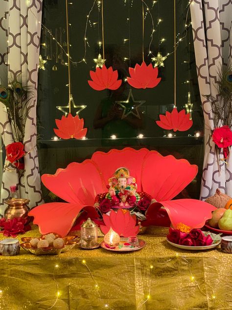 Ganesh Chaturthi decoration hibiscus flower backdrop DIY Low Budget Ganpati Decoration, Diy Ganapati Decoration, Paper Flowers Decoration For Ganpati, Hibiscus Flower Ganpati Decoration, Ganpati Decoration Lotus Theme, Morpankh Decoration For Ganpati, Hibiscus Flower Decorations, Ganpati Backdrop Ideas At Home, Diy Ganpati Decoration Theme Ideas