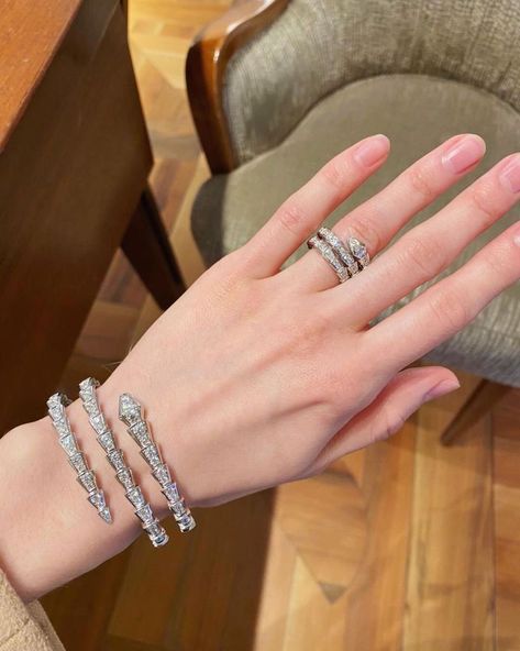 Diamond Hand Bracelet, Bvlgari Serpenti Bracelet, Hand Bracelet With Ring, Bulgari Serpenti, Bvlgari Bracelet, Jewelry Necklace Simple, Jewelery Organizer, Bulgari Jewelry, Bvlgari Jewelry