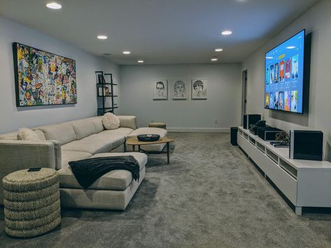 Small Space Theater Room, Small Home Entertainment Room, Media Bedroom Ideas, Tv Cinema Room, Living Gaming Room, Upstairs Tv Room Ideas, Bedroom To Media Room Conversion, Large Media Room Ideas, Tv Loft Room Ideas