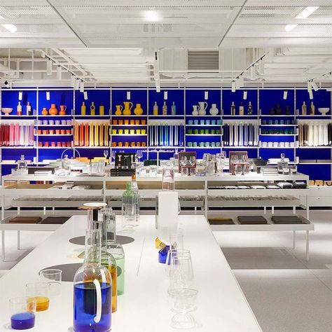 Conran and Partners on Instagram: "Conran Blue has become synonymous with The Conran Shop’s vast design heritage, seen here adorned on the walls of their Seoul store. Embodying the lifestyle-led retail environment with the vibrant culture of Seoul. ~ ~ ~ @theconranshop.korea #ConranAndPartners #CP #Conran #Blue #Retail #Korea #Seoul #DesignInspiration" Blue Retail Design, Miu Miu Store Interior, Shop Shelving, Conran Shop, Shop Interiors, Visual Merchandising, Modern Interior Design, Seoul, Design Inspiration