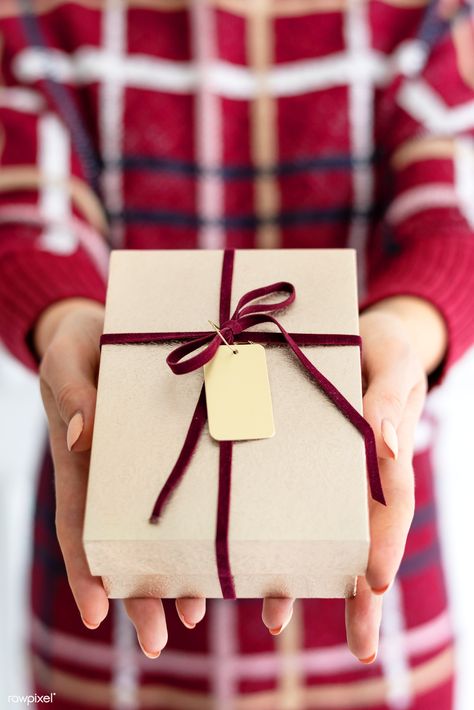 Woman holding a gold present with a card | premium image by rawpixel.com / Teddy Rawpixel Gift Card Photography Ideas, Hampers Photography, Gift Card Photography, Xmas Hampers, Gift Tag Christmas, Christmas Flatlay, Gifts Photography, Gift Card Boxes, Card Photography