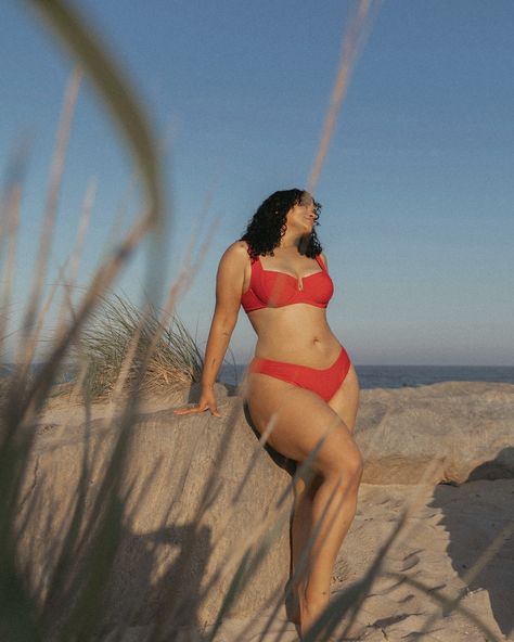 A red bikini moment ❤️ Comment SHOP below to receive a DM with the link to shop this post on my LTK ⬇ https://liketk.it/4LBaJ Body Inspirations Fitness, Denise Mercedes, Bod Goals, Plus Zise, Beach Instagram Pictures, Swim Brands, Real Bodies, Pondicherry, Beach Photography Poses