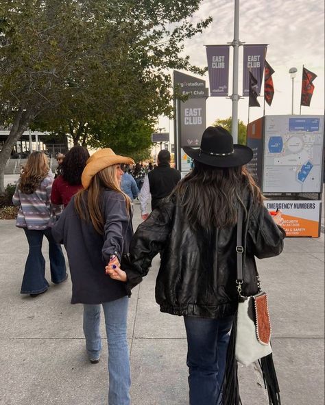 COWBOY HATS 🤠🪩✨ Beige ❌❌RSV❌❌ orange 3000 da. The leopard 3500 da. Pro Rodeo Outfits, Aesthetic Rodeo Outfit, Rodeo Inspo Outfits, Fort Worth Stock Show And Rodeo Outfit, Rodeo Outfit Aesthetic, Rodeo Outfits Cold Weather, Houston Rodeo Picture Ideas, Rodeo Outfits 2024, Houston Texas Rodeo