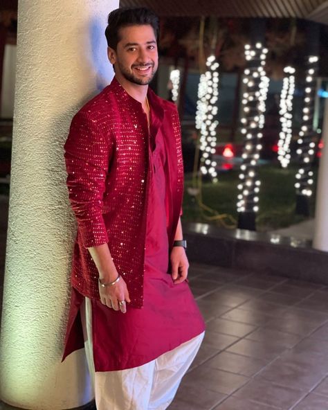 Wedding Garba Outfit Men, Sangeet Blazer For Groom, Groom Friends Dress Indian, Mens Kurta Designs For Sangeet, Garba Outfit For Groom, Sherwani For Bride's Brother, Friend Wedding Outfit Indian Men, Sangeet Outfit For Couples, Groom Kurta Indian Weddings