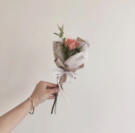 ˗ˏˋ flower ˎˊ˗ Single Flower Bouquet, Diy Bouquet Wrap, Flower Bouquet Diy, Flower Gift Ideas, Flowers Bouquet Gift, Bouquet Wrap, How To Wrap Flowers, Small Bouquet, Flower Therapy