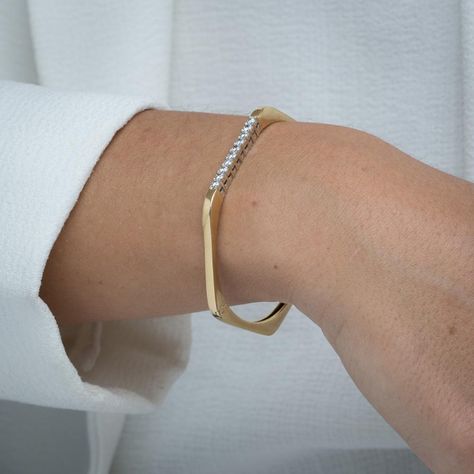 Lot - BRACELET RIGIDE DIAMANT A diamond and gold bangle. Statement Gold Bracelet, Solid Gold Bangle Modern, Bangle Type Bracelet Gold, Modern Diamond Bangle, Gold Bangle For Women Classy, Gold Breslet, Diamond Ornaments, Jewelry Anklets, Bangle Design