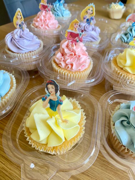 Princess Birthday Party Desserts, Princess Party Treat Table, Disney Princess Cupcakes Ideas, Cincoañera Party Ideas, Disney Princess Desserts, Sleeping Beauty Cupcakes, Princess Cupcakes Ideas, Disney Princess Dessert Table, Princess Tea Party Cake