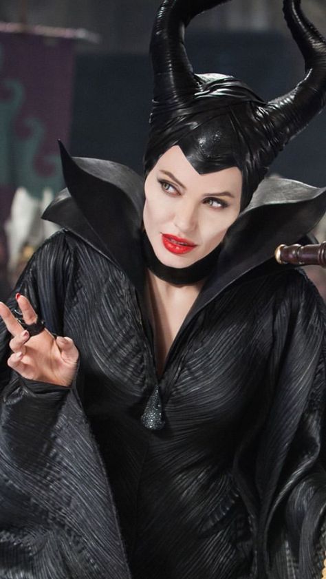 Malifisenta Costume, Angelina Jolie Halloween, Maleficent Fairies, Maleficent Angelina Jolie, Maleficent Halloween Costume, Maleficent Halloween, Maleficent 2, Sea Turtle Pictures, Maleficent Movie