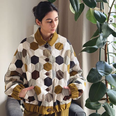 Author Nisan Aktürk created this unquilted hexagon patchwork jacket entirely by hand, with fabric scraps. Click here for more details. Patchwork Dress Diy, Patchwork Puffer Jacket, Using Fabric Scraps, Hexagon Patchwork, Geometric Patchwork, Threads Magazine, Quilted Clothing, Patchwork Clothes, Patchwork Jacket