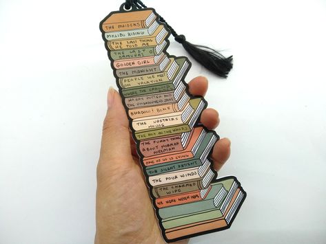 *Keep Track of all the books you've read with this aesthetic bookmark shelf tracker. 
*Double Sided Bookmark.
*42 empty spaces to fill in all together.
*Perfect high quality gift for someone who loves to read. Bookmark Tracker, Bookmark Crochet Tutorial, Make A Bookmark, Bookmark Easy, Homemade Bookmarks, Bookmark Crochet, Handmade Bookmarks Diy, Creative Bookmarks, Easy Patterns