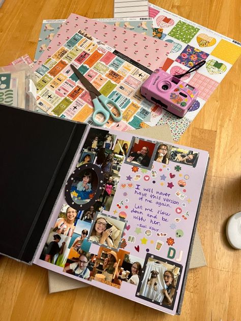 Photoscrap Book, Mom Scrapbook Ideas, Cute Scrapbooking Ideas, Aesthetic Scrapbook Ideas For Friends, Scrapbook Intro Page Ideas, Our Memories Scrapbook, Scrapbook Ideas For Sister, Scrapbook First Page Ideas, Scrapbook For Mom