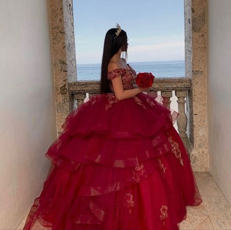 Burgundy Quince Dresses, Red Quince Dress, Red Quinceanera Ideas, Burgundy Quinceanera Dresses, Quinceanera Dresses Red, Mexican Quinceanera Dresses, Quinceanera Themes Dresses, Quinceañera Dresses, Red Quince