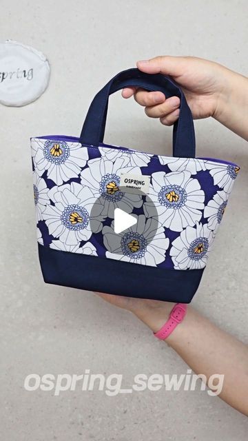 Sew Bags Patterns Free, How To Make A Tote Bag Sewing Patterns, Free Tote Bag Sewing Pattern, Diy Shoulder Bag Pattern, Fabric Bag Patterns, How To Sew A Bag, Easy Tote Bag Pattern Free, Homemade Handbags, Diy Handbag Patterns