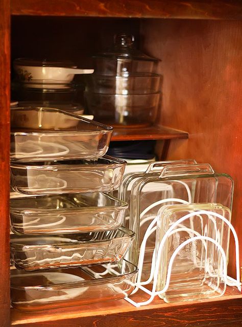 These bloggers solved their cabinet's puzzle by placing some dividers vertically, and others horizontally, to store their baking dishes. Pan Organization, Clever Organizer, Dish Storage, Real Estat, Organisation Hacks, Baking Dishes, Kitchen Cabinet Organization, Viria, Kitchen Decorating