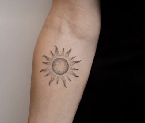 Sun Rays Tattoo, Simple Sun Tattoo, Fox Glove, Tricep Tattoos, Mother Tattoos For Children, Trippy Tattoo, Sunshine Tattoo, Ray Tattoo, Full Moon Tattoo