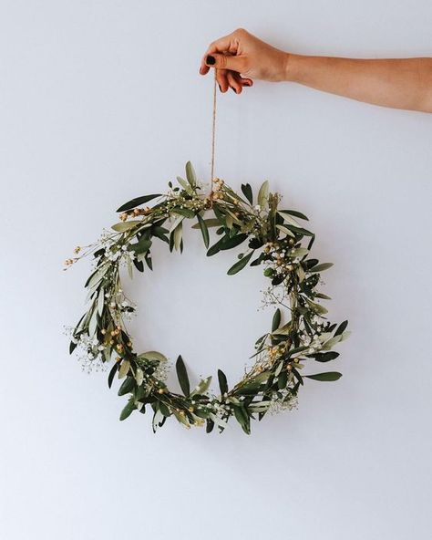 Scandinavian WREATHS - All the Best Scandinavian Christmas Decorations Alternative Christmas Trees, Julkransar Diy, Best Christmas Decorations, Christmas Wreath Craft, Scandinavian Christmas Decorations, Natural Christmas Decor, Alternative Christmas, Alternative Christmas Tree, Simple Christmas Decor