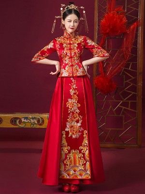 Red Embroidered Chinese Wedding Qun Kwa Xiu He Fu Cheongsam Dress Long, Red Cheongsam Dress, Red Bride, Chinese Wedding Dress Traditional, Wedding Cheongsam, Chinese Bride, Bride Vintage, Traditional Chinese Wedding, Chinese Wedding Dress