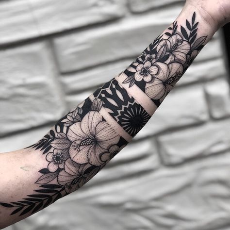 25 Flower Tattoos to Make Your Skin a Living Garden - DIY Morning Tato Maori, Maori Tattoos, Armband Tattoos, Tattoo Trend, Forearm Tattoo Design, Muster Tattoos, Cool Forearm Tattoos, Geometric Tattoos, Cat Tattoos