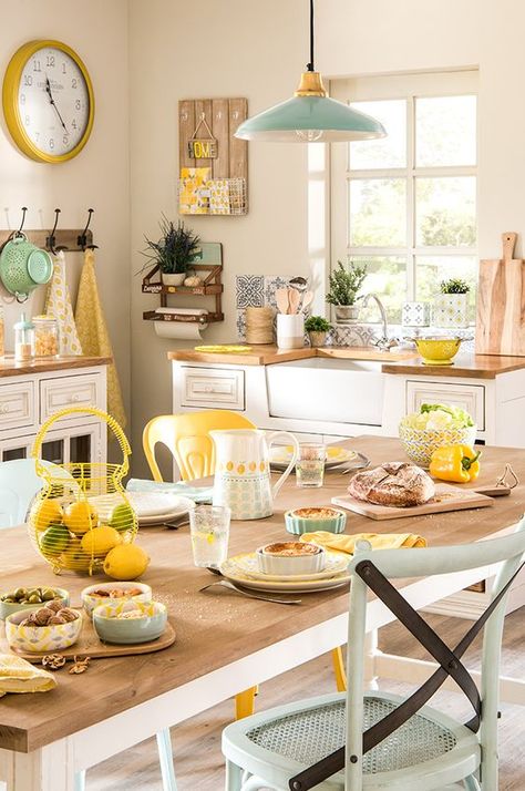 Maisons du Monde Spring 2017 Cozy Beach House, Spring Kitchen Decor, Kitchen Cozy, Lemon Kitchen Decor, Lemon Kitchen, Diy Kitchen Decor, Lemon Decor, Yellow Kitchen, Cozy Kitchen