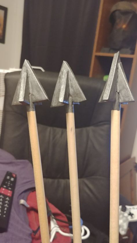 Some prop arrows for the Deviljo bow I plan on making! Medieval Props Diy, Prop Making Theatre, How To Make Arrows For A Bow, Diy Bow And Arrow, Greek Plays, Play Props, Theatre Props, Cardboard Crafts Diy, Vbs Themes