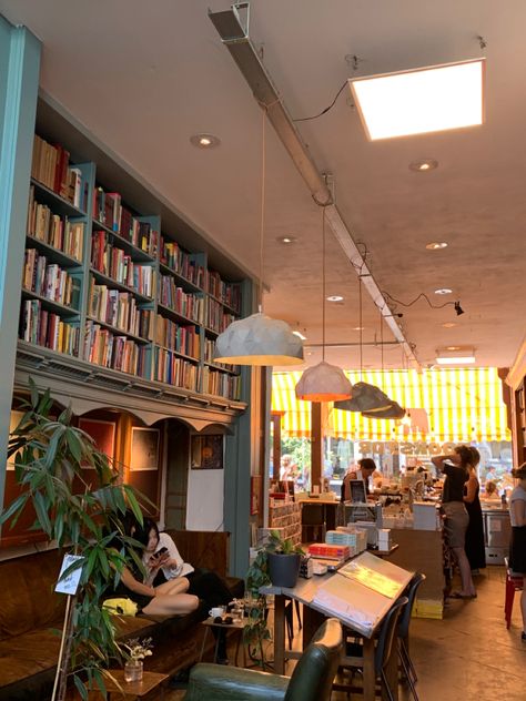 Concept Coffee Shop, Coffee Bookstore, Bookshop Café, Opening A Cafe, Coffee Shop Coffee, Library Cafe, Bookstore Cafe, Cozy Coffee Shop, Coffee Shop Aesthetic