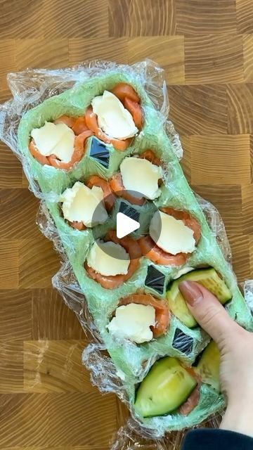 Sharing Delicious Food on Instagram: "Such a cool hack!  Would you try it? 🤪👀🥰 by • @eda.bez.truda" Sushi Hacks, Sushi Bowls, Sushi Bowl, Lunchbox Ideas, April 7, Kids Lunchbox, Delicious Food, You Tried, Try It