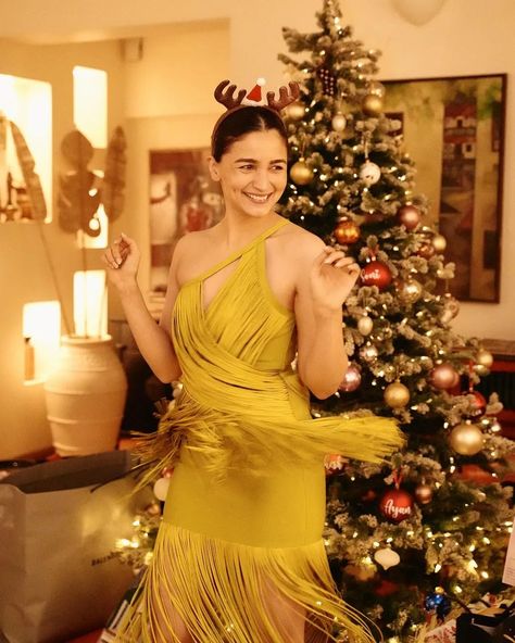 Christmas Vogue, Best Dressed Celebrities, Christmas Wardrobe, Pleated Saree, Unmarried Women, Dressing Sense, Indian Dresses Traditional, Vogue India, Kiara Advani