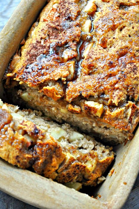 This vegan apple pie bread takes 1 bowl, 10 ingredients and is refined sugar free! Did I mention it tastes just like apple pie?! Apple Pie Bread, Vegan Apple Pie, Cheesecake Vegan, Sugar Free Treats, Vegan Apple, Desserts Vegan, Apple Bread, Cake Vegan, Vegan Bread