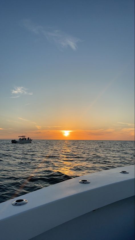 Sunset Ocean Wallpaper, Boat Wallpaper Iphone, Iphone Wallpaer, Summer Wallpaper Phone, Sunset Sailing Aesthetic, Boat Sunset Aesthetic, Sunset On A Boat, Sailboat Aesthetic Sunset, Boat Sunset