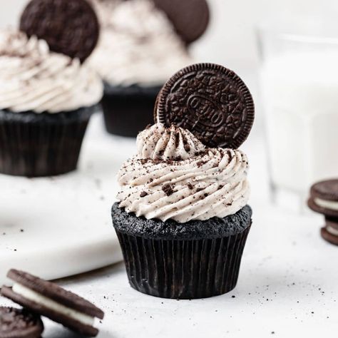 Cupcakes Rellenos, Oreo Cupcake Recipe, Oreo Muffins, Creme Cupcake, Wednesday Birthday, Cupcakes Oreo, Cookie And Cream Cupcakes, Chocolate Cupcakes Filled, Oreo Filling