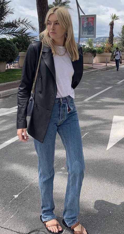 Camille Cherrier, Hot Jeans Outfit, Camille Charriere Style, Camille Charriere, Spring Fashion Casual, Italy Outfits, Hot Jeans, Minimal Style, Current Mood