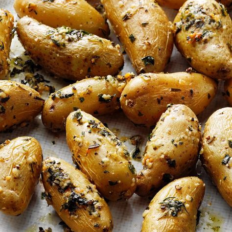 Spectacular Fingerling Potatoes Fingerling Potato Recipes, Scored Potatoes, Fingerling Potatoes Recipes, Cooking Short Ribs, Christmas Side Dish Recipes, Herbed Potatoes, Roasted Fingerling Potatoes, Christmas Side Dishes, Grilled Potatoes