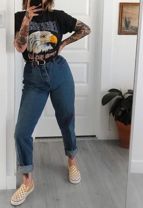 High Rise Tapered Pants Outfit, Hipster Outfits 2023, Jeans And T Shirt Outfit Winter, Going To A Bar Outfit, 90s Inspired Outfits Plus Size, Graphic Tees And Jeans Outfits, Rock Style Outfits Plus Size, Midsize Work Outfits Women, Punk Mom Aesthetic