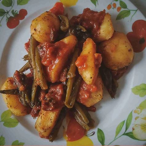 GREEN BEANS WITH POTATOES IN TOMATO SAUCE Italian Potatoes And Green Beans, Italian Green Beans And Potatoes, Green Beans With Potatoes, Sausage And Green Beans, Italian Green Beans, Beans And Potatoes, Beans In Crockpot, Italian Potatoes, Ham Potato