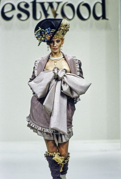 Andreas Kronthaler for Vivienne Westwood Fall 1994 Ready-to-Wear Fashion Show Unique Vintage Outfits, Viviane Westwood, Vivienne Westwood Collection, Vivien Westwood, Drag Clothing, Vivienne Westwood Fashion, Vivienne Westwood Dress, Andreas Kronthaler, Runway Fashion Couture