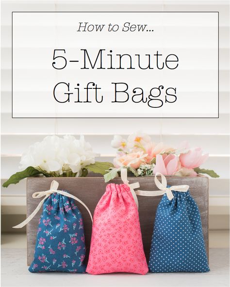 5-Minute Gift Bags!, a post from the blog Pinwheel Cottage, written by Susie Ledadom on Bloglovin’ Syprosjekter For Nybegynnere, Gift Bag Tutorial, Holiday Hand Towels, Fabric Gift Bag, Handmade Fabric Bags, Sac Diy, Gift Bags Diy, Sewing Things, Diy Bags Purses