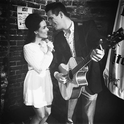 June Carter and Johnny Cash Costumes Johnny Cash Costume, Romantic Halloween, Modest Halloween Costumes, Easy Couples Costumes, June Carter, Halloween Puns, Johnny And June, Halloween Couples, Matching Costumes