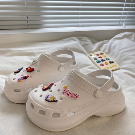 Croks Slipper Aesthetic, White Platform Crocs, Cute Crocs Shoes, Crocs Aesthetic, Crocs Outfit, Platform Crocs, Crocs Slippers, Trendy Slippers, White Crocs