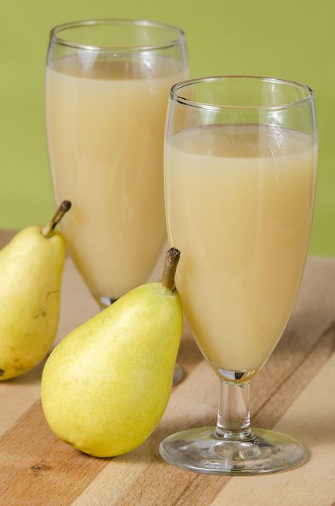 Pear Juice, How to make Pear Juice - Vaya.in Pear Lemonade Recipe, Fresh Pear Recipes, Pear Lemonade, Kale Juice Recipes, Pear Gin, Juice Jelly, Apple Juice Recipe, Spinach Juice, Sour Fruit