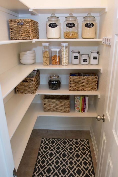 Under Stairs Pantry, Pantry Space, درج السلم, Small Pantry Organization, Model Dapur, Pantry Decor, Organization Pantry, Space Organization, Farmhouse Pantry